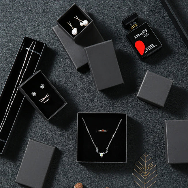 50pcs Black White Brown Kraft Paper Jewelry Gift Box Luxury Cardboard 7x9x3cm Bracelets Earrings Rings Necklaces Packaging Boxes